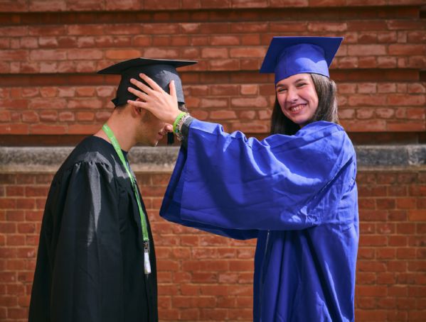 Bando Itaca Il Programma Itaca è un bando Inps che prevede l’assegnazione di 1.500 borse di studio per studenti tra i 14 e i 18 anni di età regolarmente iscritti alla scuola superiore (liceo o altro istituto), che non abbiano ritardi di oltre un anno nella carriera scolastica e in possesso di una media conoscenza della lingua parlata nel Paese di destinazione (europeo o extraeuropeo) tra cui: Gran Bretagna, Irlanda, Germania, Paesi Scandinavi, Francia, Spagna, Stati Uniti d’America, Canada, Australia, Nuova Zelanda, Argentina, Sudafrica. Potrai scegliere se partire per un trimestre, semestre o un intero anno scolastico. Sarai ospite di una famiglia locale. Frequenterai le migliori High School straniere, pubbliche o private e avrai l’opportunità di partecipare a un’esperienza formativa e didattica unica. Per scegliere la destinazione e il periodo di permanenza più adatto a te, potrai partecipare ai nostri incontri informativi gratuiti. Trinity ViaggiStudio ti supporterà nella preparazione della documentazione necessaria, con il nostro staff in loco e attraverso i numeri di assistenza telefonica attivi 24 ore su 24. scopri di più »